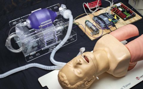 MIT即将推出配备手动复苏器的紧急呼吸机