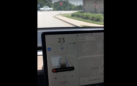 特斯拉发布备受期待的新交通红绿灯和停车标志控制功能